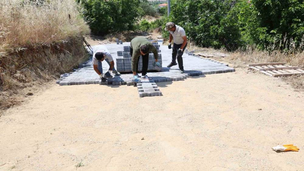 Yazırlı&rsquo;da yollar yenileniyor
