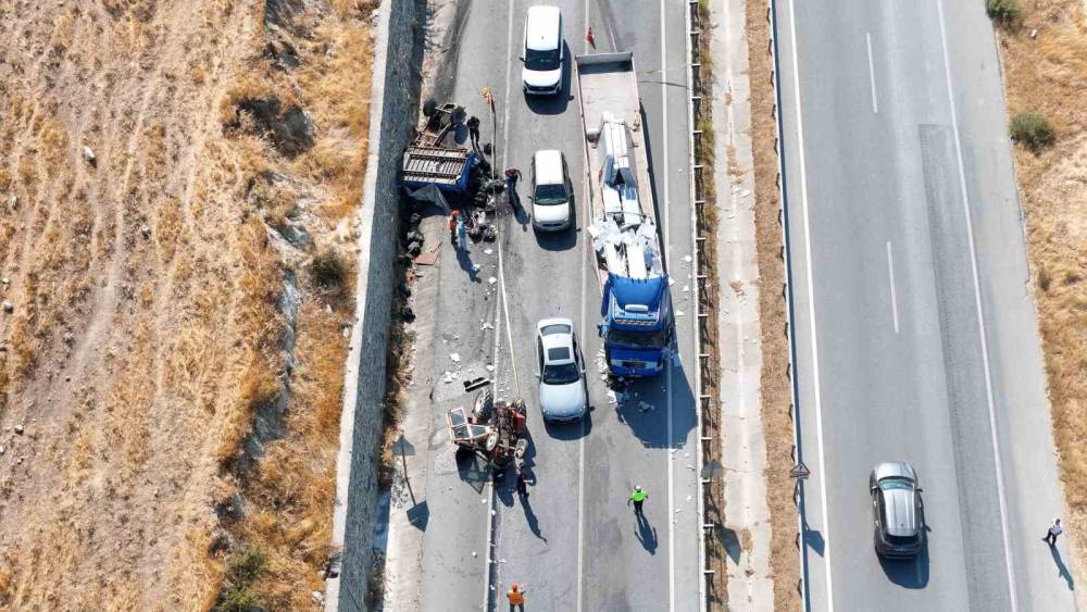 Aydın&rsquo;da trakt&ouml;r tırla &ccedil;arpıştı: 1 &ouml;l&uuml;, 2 yaralı

