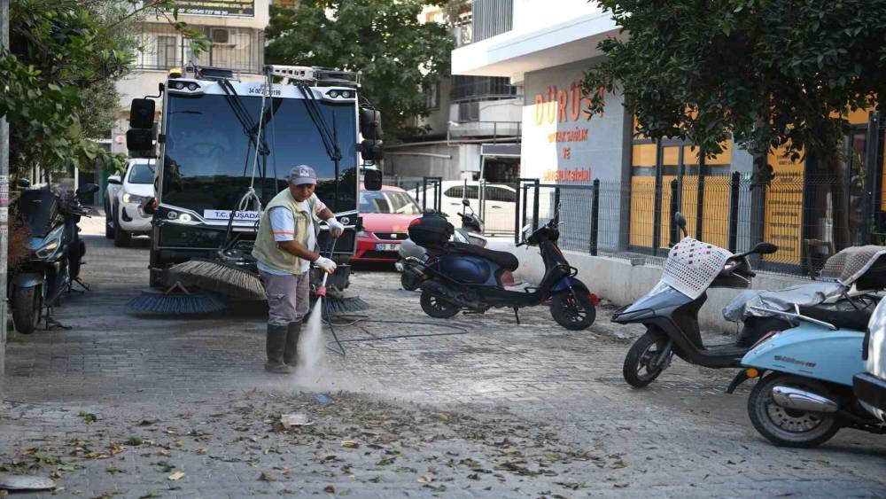 Kuşadası Belediyesi temizlik ekipleri &ccedil;alışmalarını s&uuml;rd&uuml;r&uuml;yor
