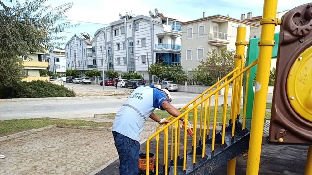 Didim Belediyesi&rsquo;nden parklarda genel bakım &ccedil;alışması
