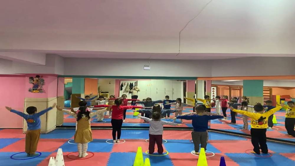 Germencik&rsquo;te minikler hem eğleniyor hem spor yapıyor
