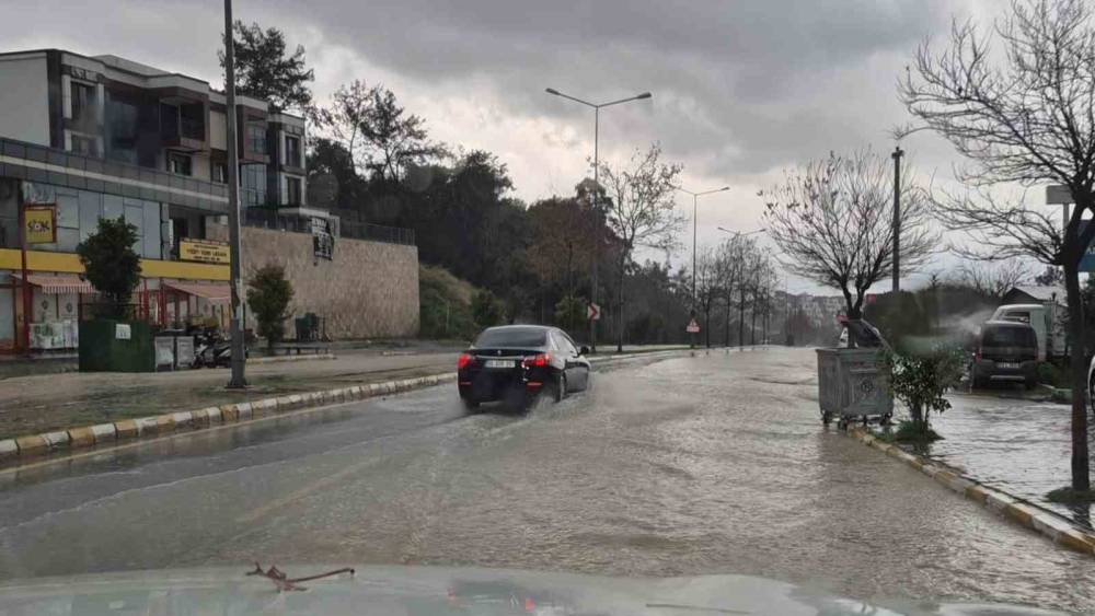 Kuşadası 30 dakikada yağışa teslim oldu, dereler taştı
