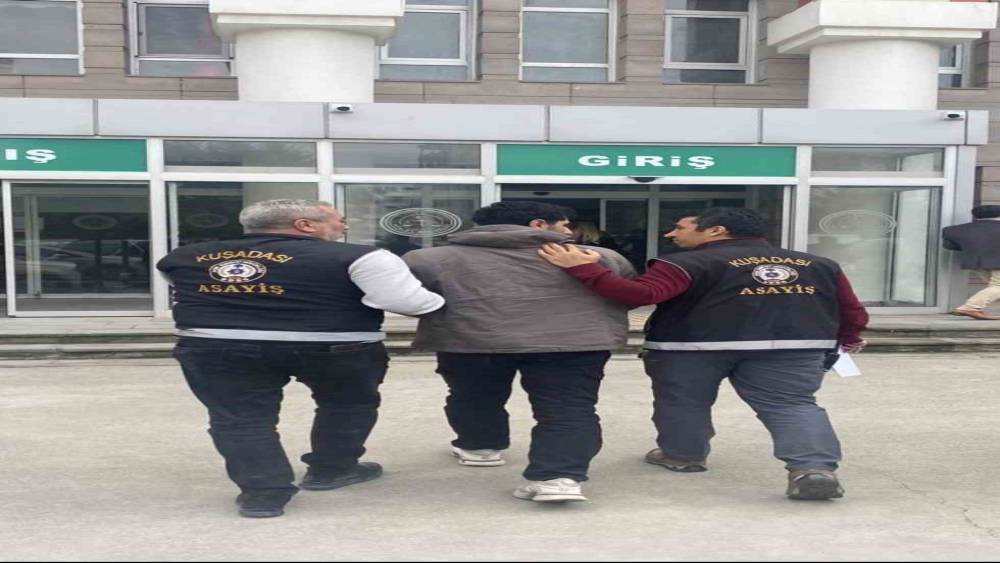 Kuşadası&rsquo;nda aranan 2 şahıs yakalandı
