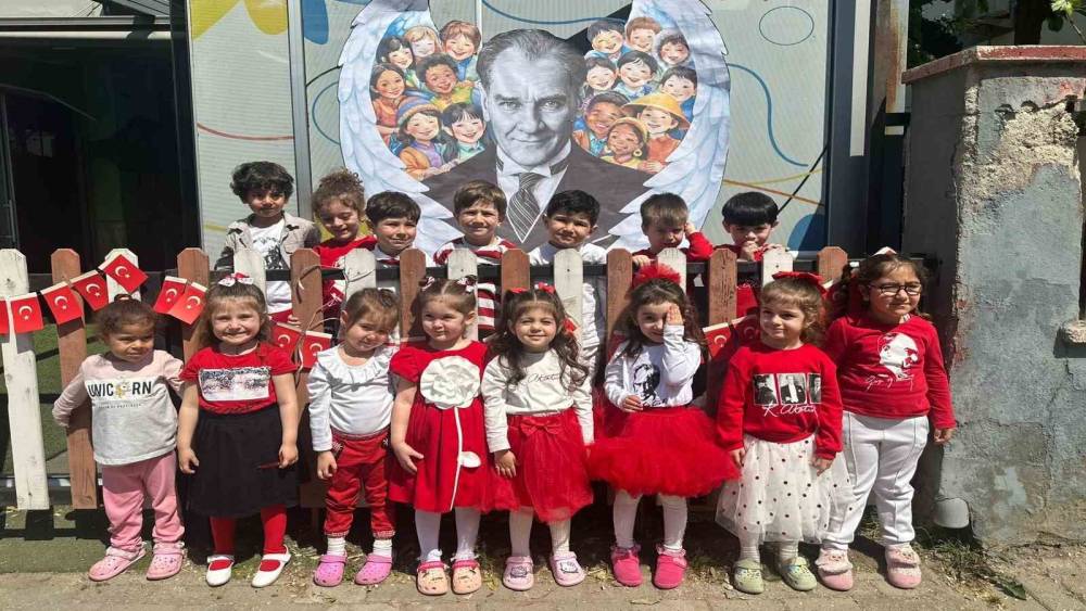 Efeler&rsquo;in minikleri 23 Nisan&rsquo;ı kutladı
