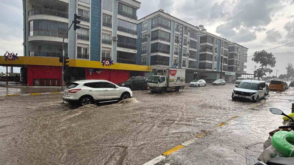 Bozdoğan&rsquo;da sağanak yağış sonrası ekipler sahada
