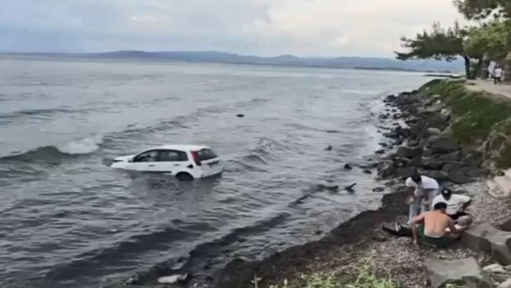 Kuşadası&rsquo;nda otomobil denize u&ccedil;tu: 1 yaralı
