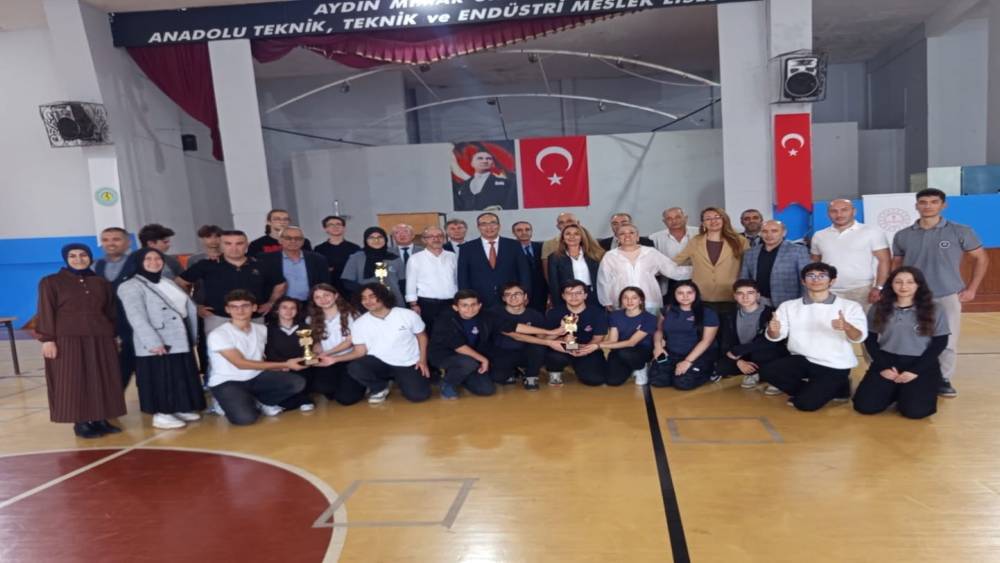 Efeler&rsquo;de &ccedil;evre bilinci yarışmasında dereceye giren okullar &ouml;d&uuml;llendirildi
