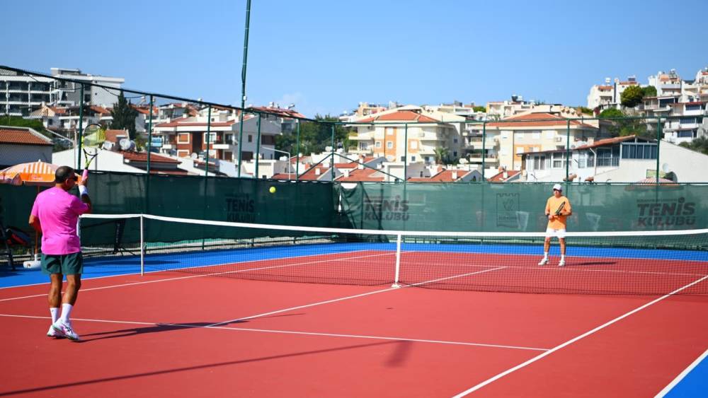 Kuşadası&rsquo;nda Cumhuriyet Kupası i&ccedil;in 86 raket korta &ccedil;ıktı
