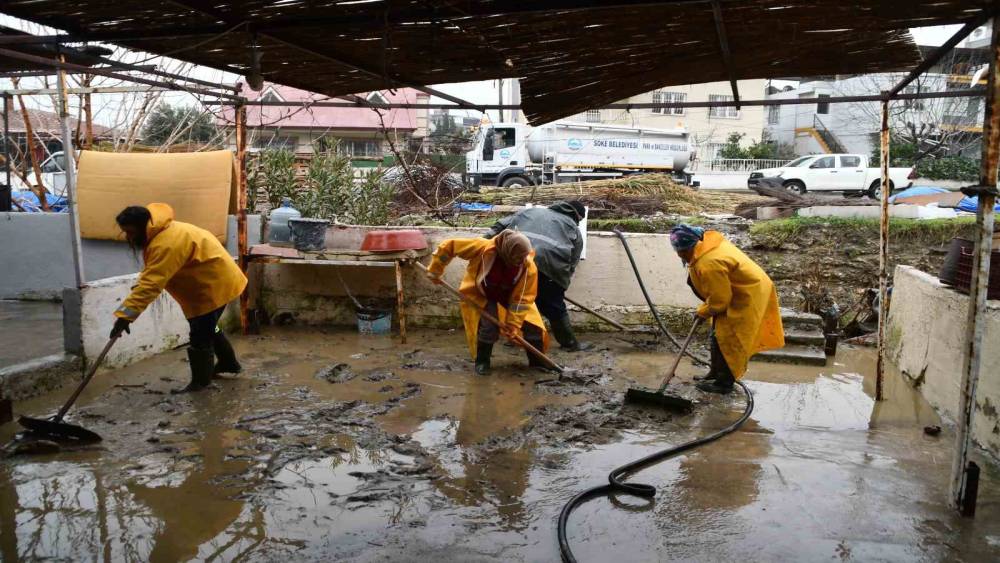 S&ouml;ke Belediyesi ekipleri selin yaralarını sarmak i&ccedil;in sahada
