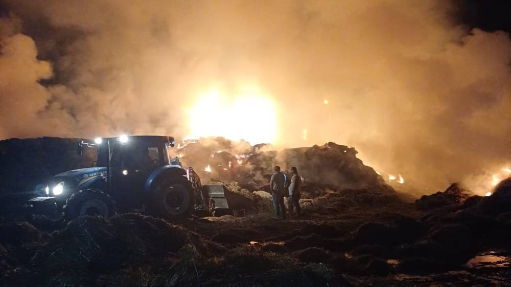 Saman balyaları alev topuna d&ouml;nd&uuml;
