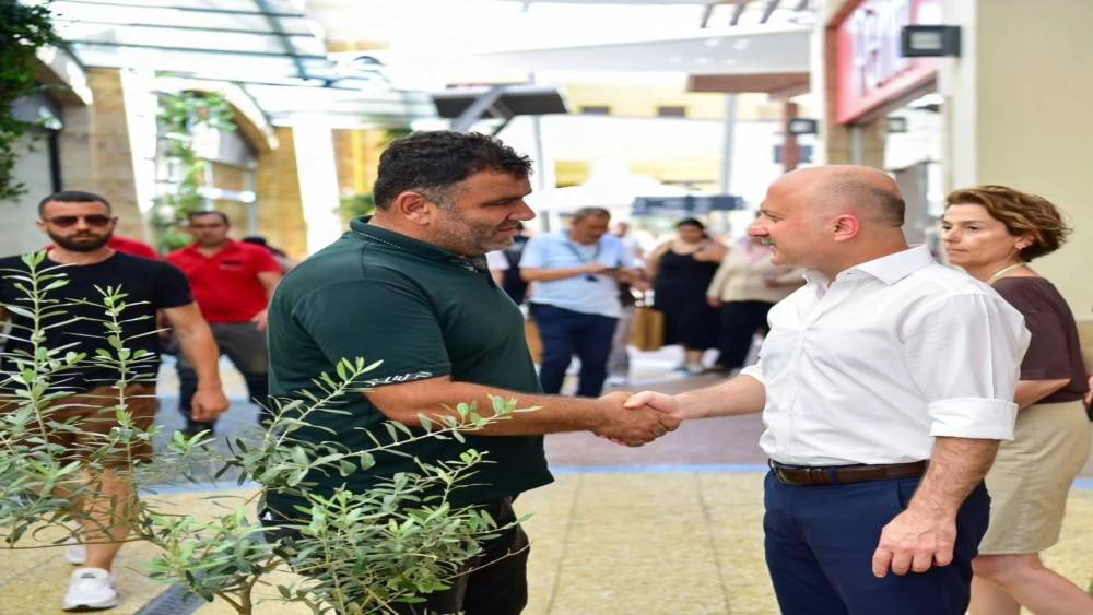Vali Varol, alışveriş merkezinde vatandaş ve esnafla buluştu

