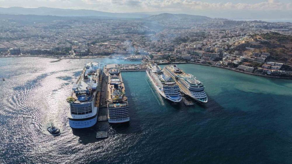 Kuşadası&rsquo;na 4 kruvaziyerle 11 bin 811 turist geldi
