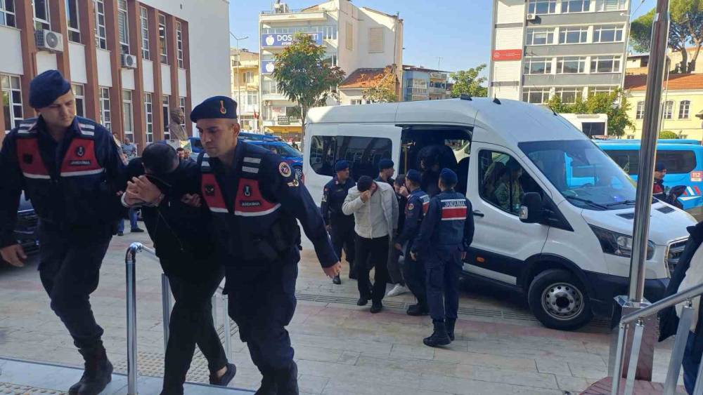 Uyuşturucu operasyonunda yakalanan 98 ş&uuml;pheli adliyeye sevk edildi
