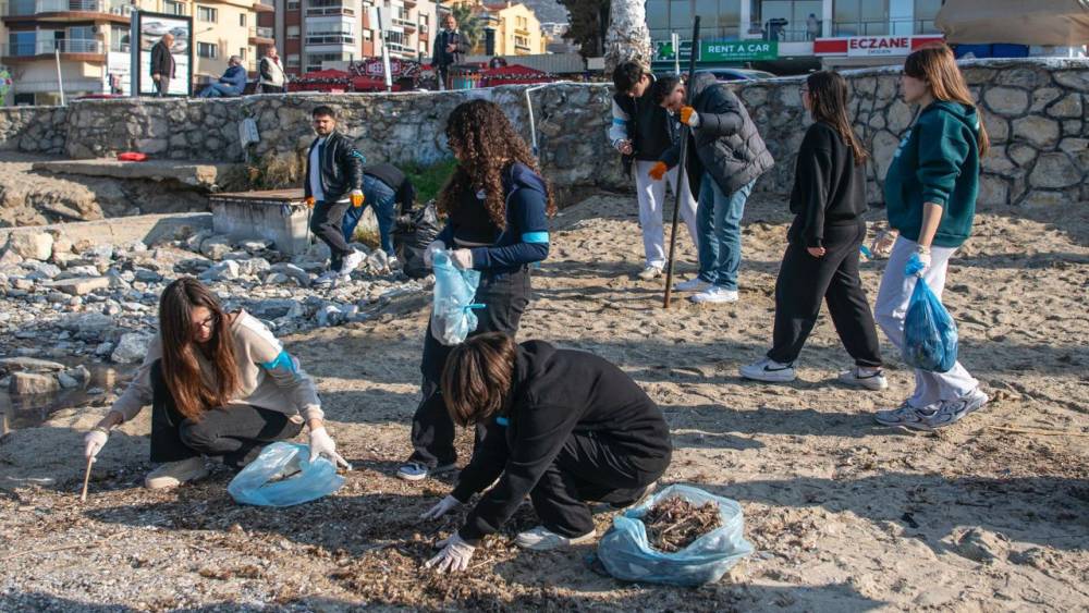 Kuşadası&rsquo;nda S&ouml;keli &ouml;ğrencilerden &ccedil;evreci etkinlik

