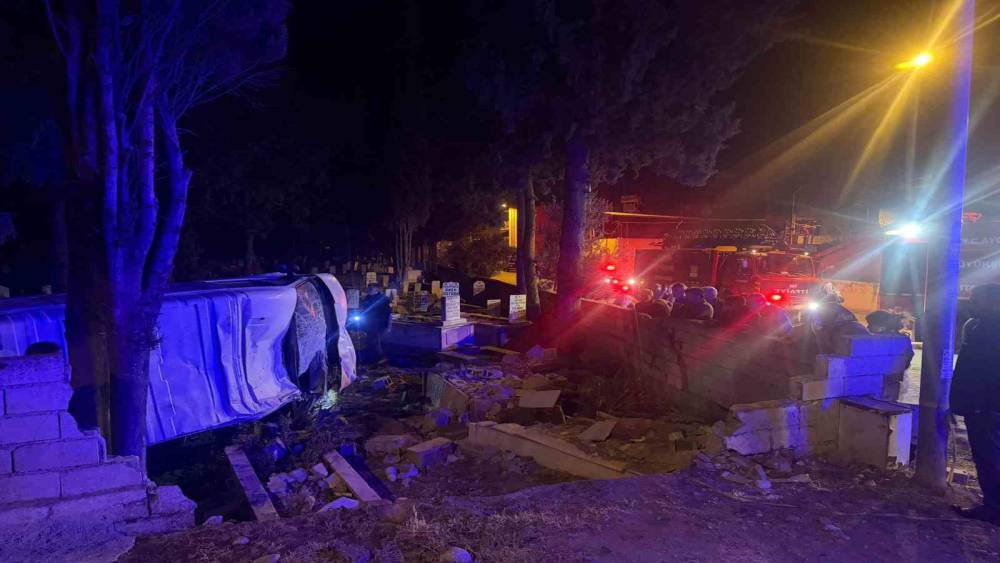 K&ouml;şk&rsquo;te minib&uuml;s mezarlığa u&ccedil;tu: 3 yaralı
