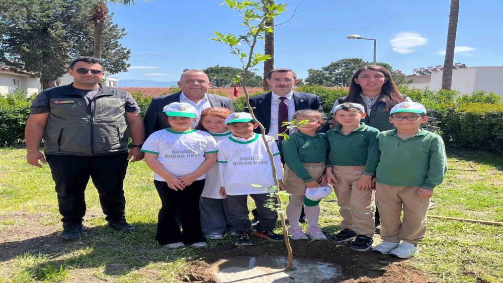 Bozdoğan H&uuml;k&uuml;met Konağı Bah&ccedil;esinde &ccedil;ocuklarla fidan dikimi yapıldı
