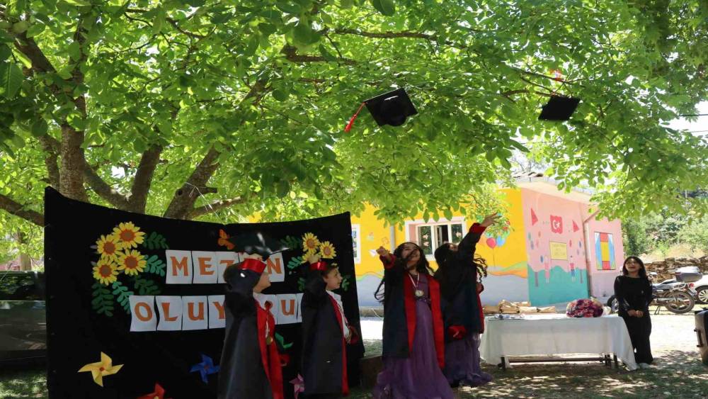 Tek &ouml;ğretmenli okulun &ouml;ğrencileri mezuniyet sevinci yaşadı
