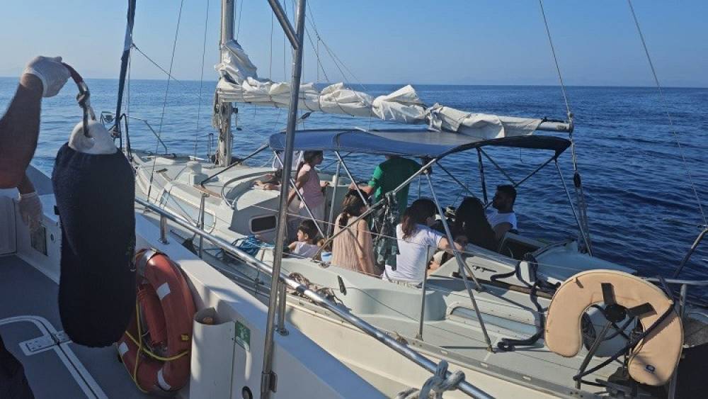 S&uuml;r&uuml;klenen yelkenli teknedeki g&ouml;&ccedil;menler kurtarıldı
