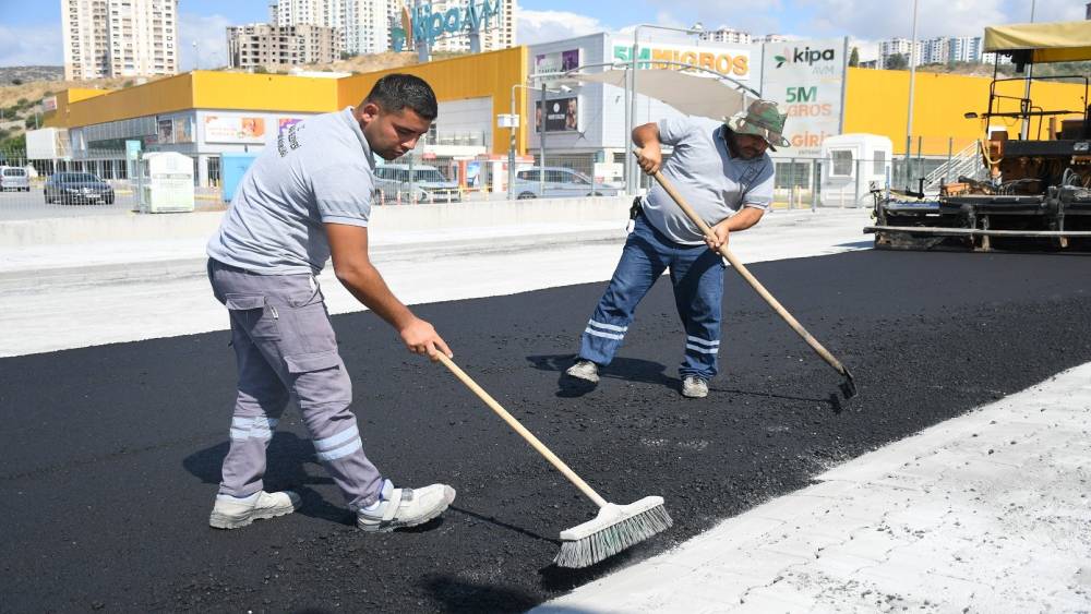 Kuşadası&rsquo;nda Değirmendere Mahallesi&rsquo;ne sıcak asfalt
