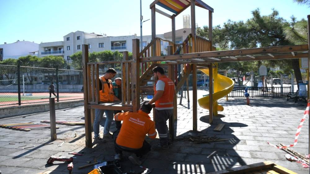 Kuşadası&rsquo;nda &ccedil;ocukların oyun alanları yenileniyor
