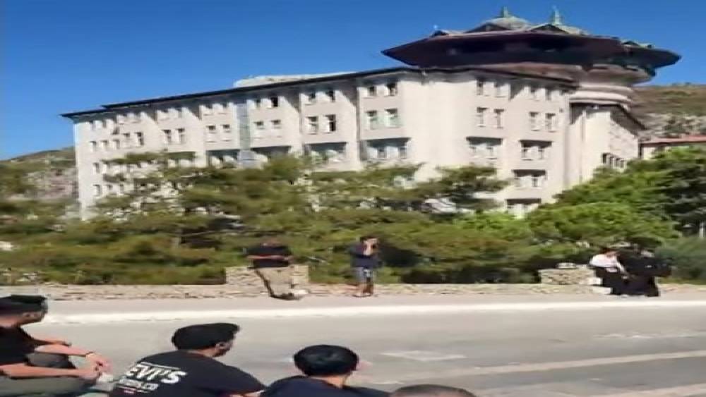 Kuşadası&rsquo;nda beş yıldızlı otelde maaş krizi

