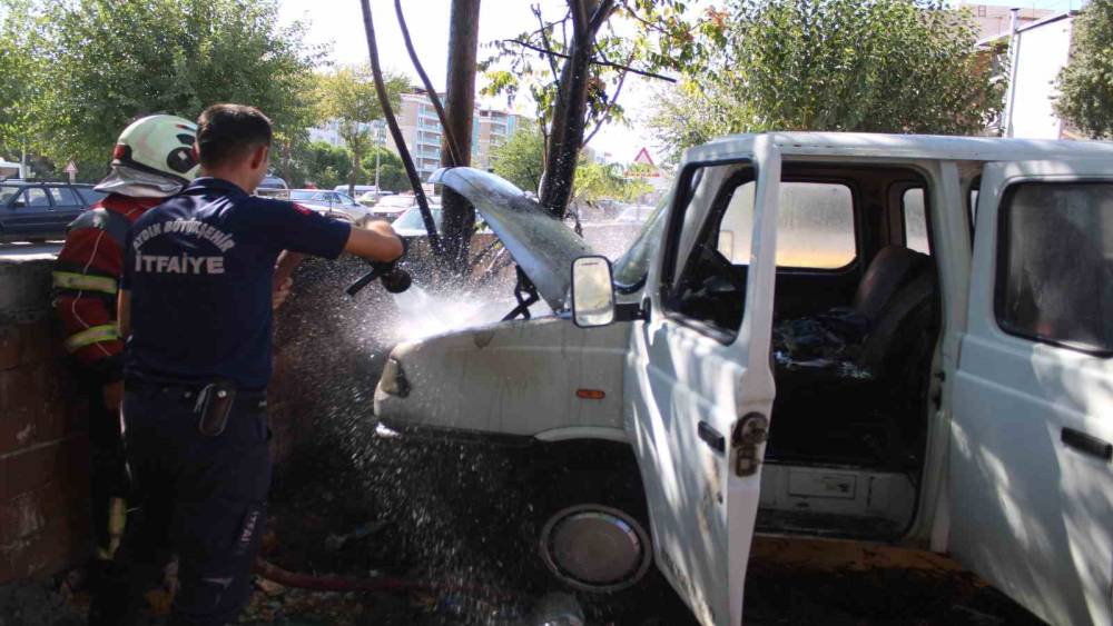 Park halindeki kamyonette yangın &ccedil;ıktı
