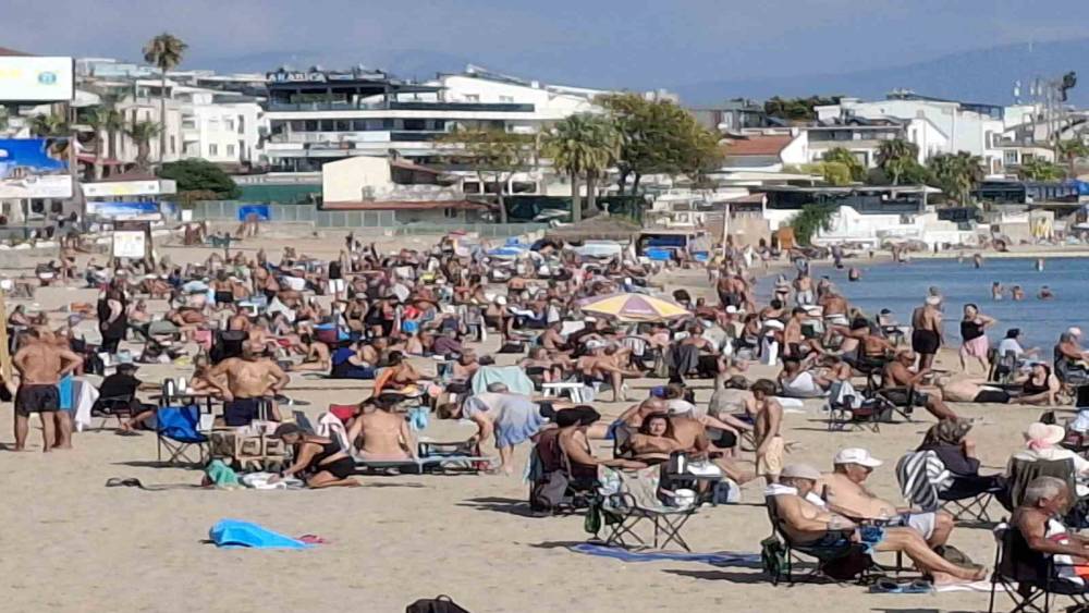 Didim&rsquo;de ekim ayının son g&uuml;nlerinde deniz keyfi s&uuml;r&uuml;yor
