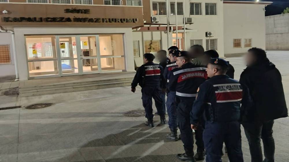 Kuşadası&rsquo;nda durdurulan minib&uuml;sten 20 d&uuml;zensiz g&ouml;&ccedil;men &ccedil;ıktı
