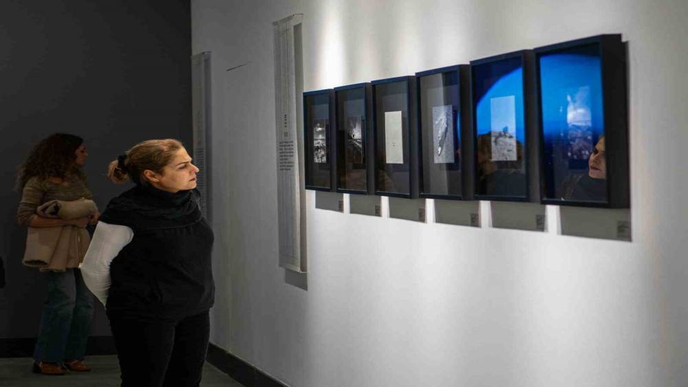 Kuşadası&rsquo;ndaki sergi edebiyat ve fotoğrafı buluşturdu
