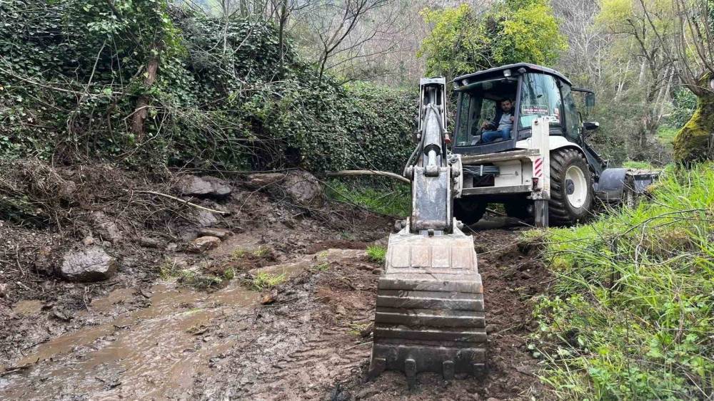 Efeler Belediyesi yol &ccedil;alışmalarını s&uuml;rd&uuml;r&uuml;yor
