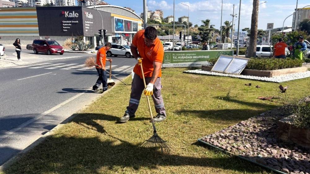Kuşadası&rsquo;nda bayram &ouml;ncesi yeşil alanlarda bakım &ccedil;alışmaları s&uuml;r&uuml;yor

