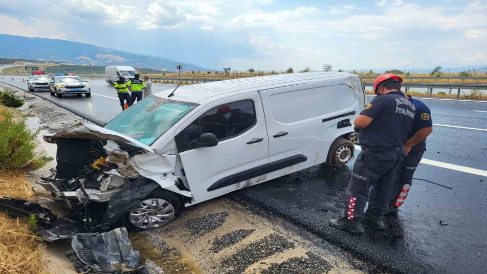 Kontrolden &ccedil;ıkan ara&ccedil; su kanalına d&uuml;şt&uuml;
