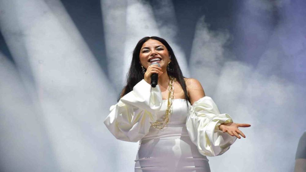 Sevilen sanat&ccedil;ı Zara&rsquo;dan Karacasu&rsquo;ya festival daveti: "G&uuml;mb&uuml;r g&uuml;mb&uuml;r bir gece yaşamak istiyoruz"
