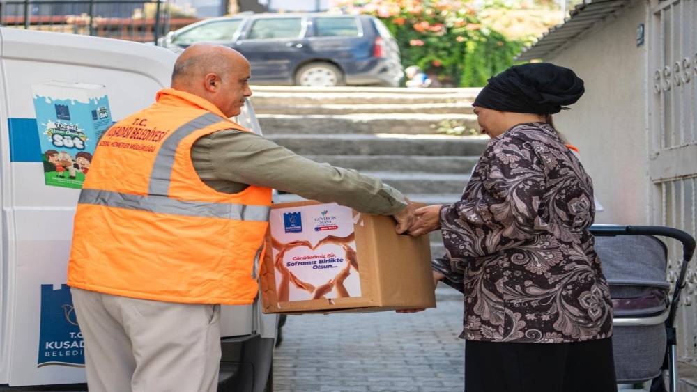Kuşadası&rsquo;nda ihtiya&ccedil; sahiplerine 2 bin 831 gıda kolisi ulaştırıldı
