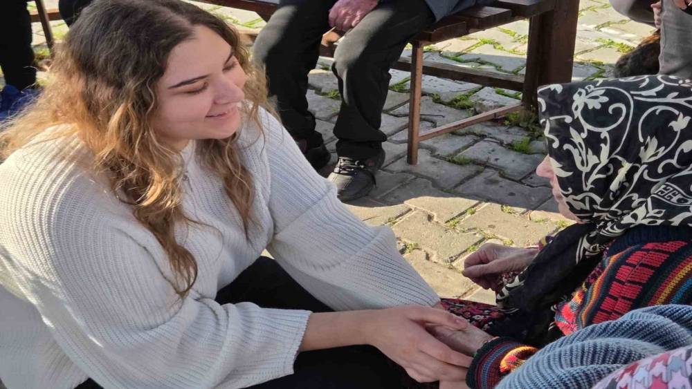 &Uuml;niversiteli gen&ccedil;ler, yaşlı &ccedil;ınarları unutmadı
