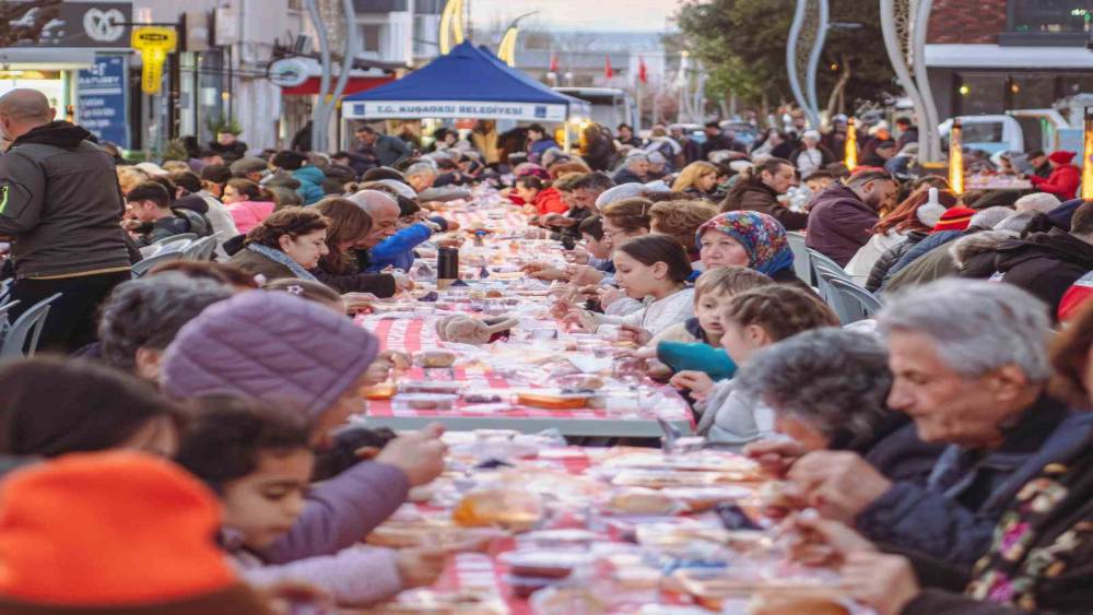 Kuşadası Belediyesi iftar g&uuml;nleri G&uuml;zel&ccedil;amlı ile devam etti
