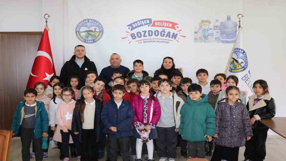 Başkan &Ouml;zel, minik &ouml;ğrencilerle bir araya geldi
