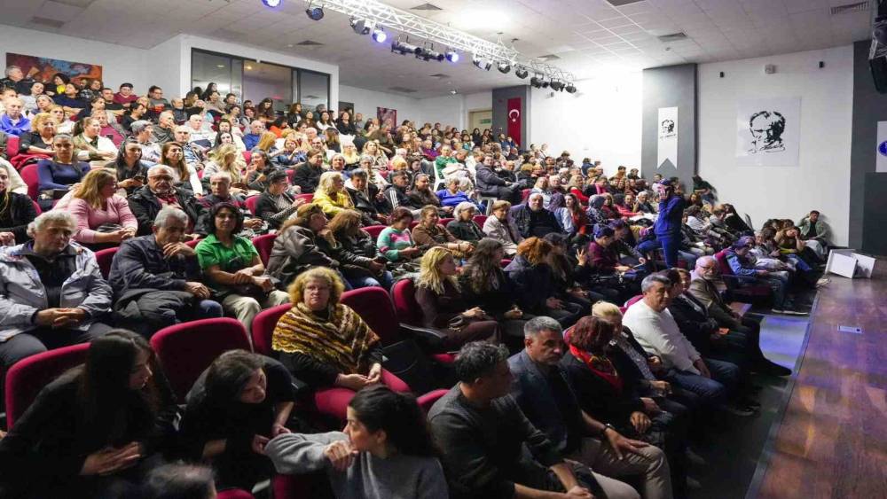 Didim&rsquo;deki tiyatro oyununa ilgi yoğun oldu
