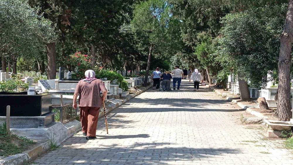 Nazilli&rsquo;de arefe g&uuml;n&uuml; mezarlıklara ziyaret&ccedil;i akını
