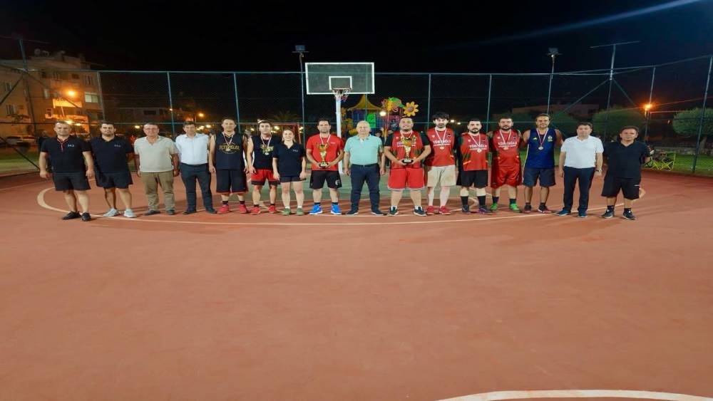 &Ccedil;ine&rsquo;de 3x3 Sokak Basketbolu Turnuvası kupa t&ouml;reniyle tamamlandı
