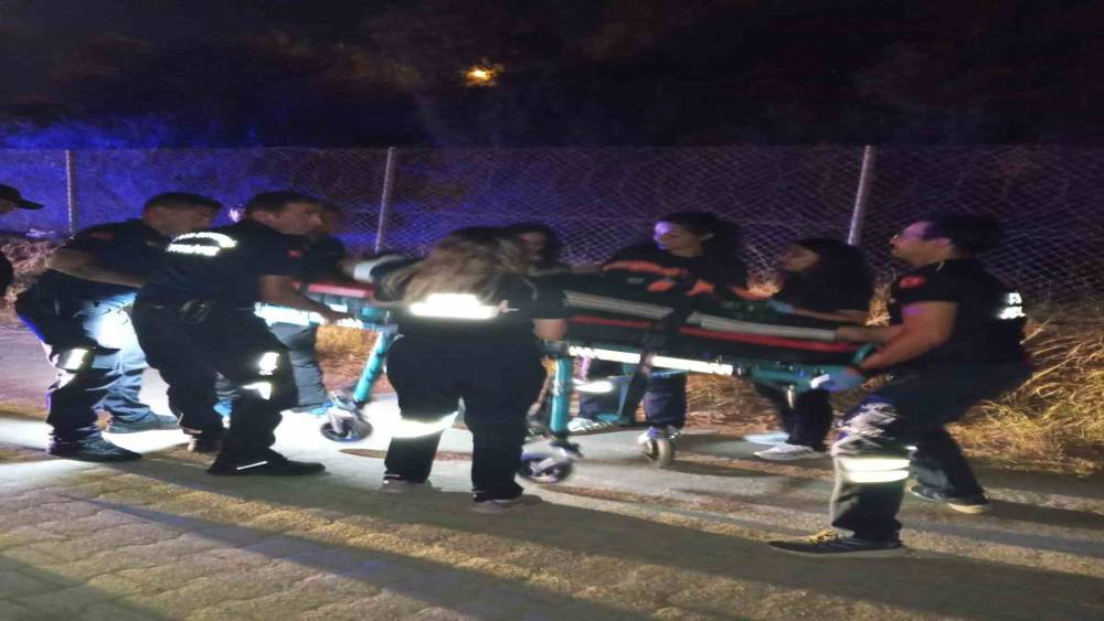 Devrilen ara&ccedil;ta sıkışan s&uuml;r&uuml;c&uuml; ekiplerin m&uuml;dahalesiyle kurtarıldı
