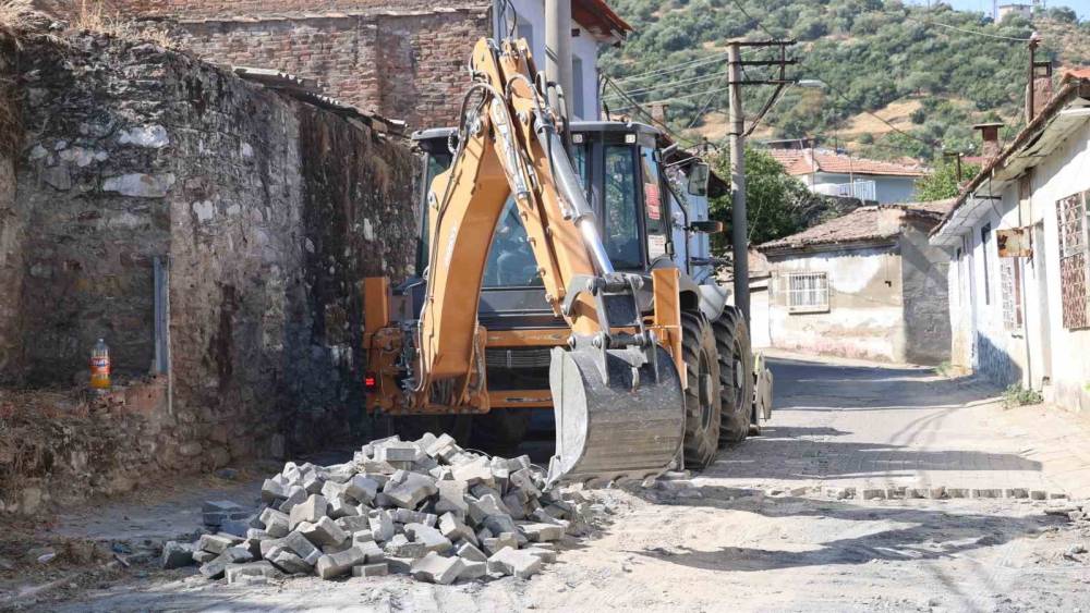 Ko&ccedil;arlı&rsquo;da yol yenileme &ccedil;alışmaları s&uuml;r&uuml;yor
