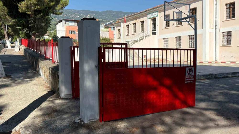 Bozdoğan Belediyesi okullarda &ccedil;alışmalarını s&uuml;rd&uuml;r&uuml;yor

