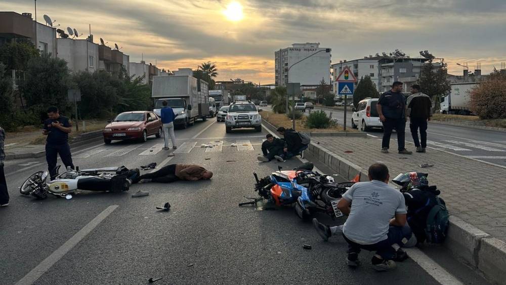 Umurlu&rsquo;da motosikletler &ccedil;arpıştı: 3 yaralı
