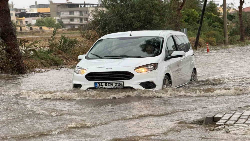 İncirliova&rsquo;da yağış etkili oldu, yollar g&ouml;le d&ouml;nd&uuml;
