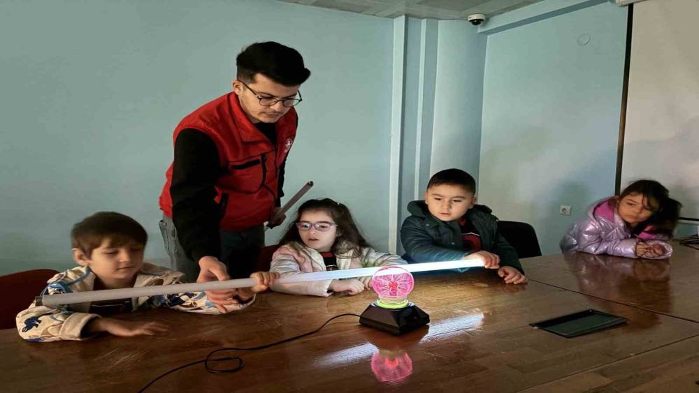 Minikler &rsquo;Tesla Bobini&rsquo; ile bilimin izini s&uuml;rd&uuml;
