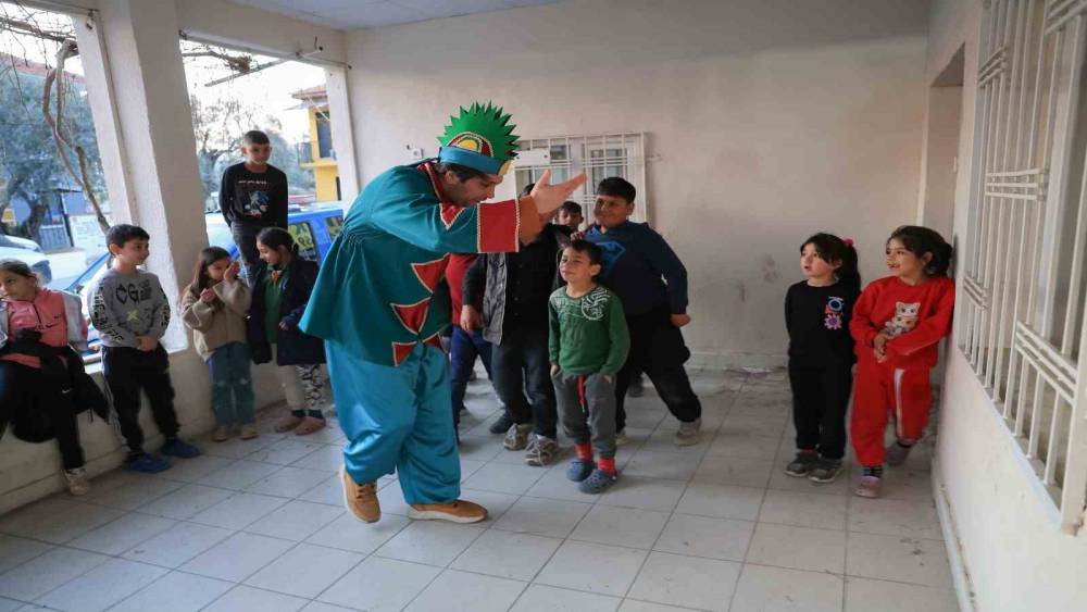 Efeler&rsquo;in iftar programlarında &ccedil;ocuklar unutulmadı
