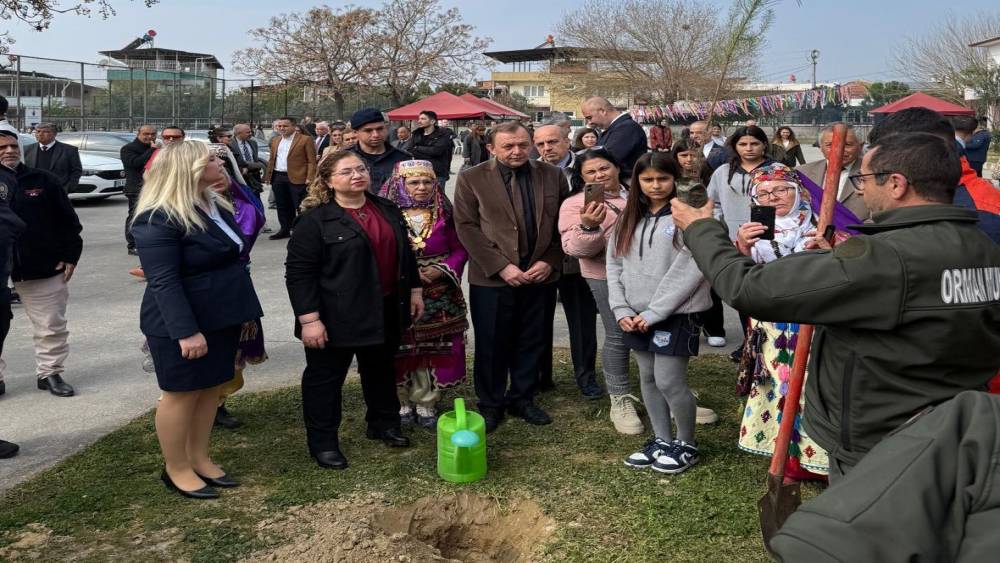 Germencik&rsquo;te hem fidan diktiler hem de dağıttılar
