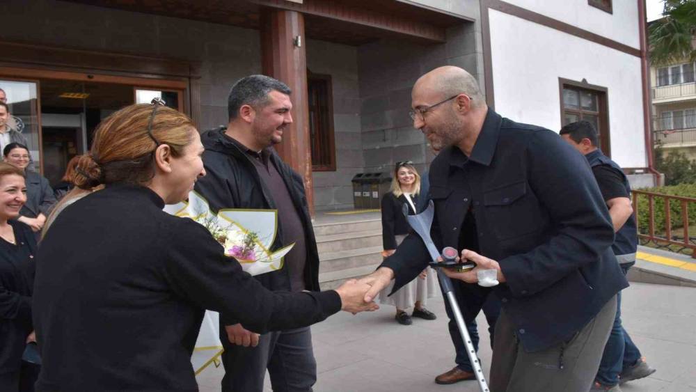 Başkan Zencirci, hastane &ccedil;ıkışı eve uğramadan belediyeye uğradı
