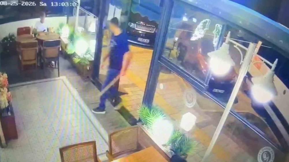 Sopayla &ouml;ld&uuml;resiye d&ouml;vd&uuml;, ilgin&ccedil; saldırı kameralara yansıdı
